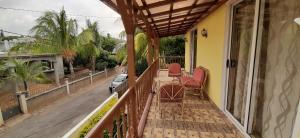 - un balcon d'une maison avec une table et des chaises dans l'établissement Casa Accacias, à Port-Louis