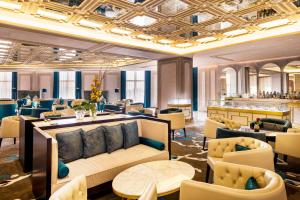 ドーハにあるInterContinental Doha Beach & Spa by IHGのホテルのロビー(ソファ、バー付)
