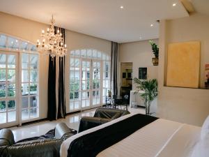 Un dormitorio con una cama grande y una lámpara de araña. en Casa Artista By Kresna Hospitality, en Seminyak 107 fotos más