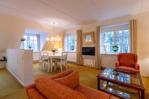 TV a/nebo společenská místnost v ubytování Hotel Knudsens Gaard
