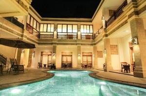 una piscina al centro di un edificio di Ndalem Nuriyyat Villa, Spa & Skin Care a Yogyakarta