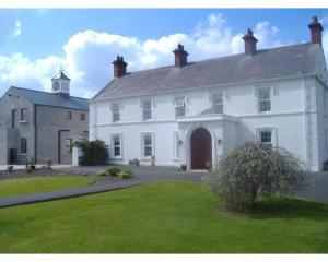 Photo de la galerie de l'établissement Flatfield ClockTower Coaching Cottages self - Catering B & B, à Hillsborough