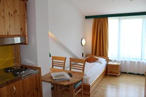 Łóżko lub łóżka w pokoju w obiekcie Hotel Asperner Löwe