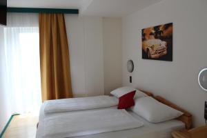 Łóżko lub łóżka w pokoju w obiekcie Hotel Asperner Löwe
