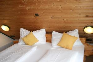 Łóżko lub łóżka w pokoju w obiekcie Hotel Asperner Löwe