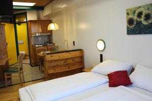 Łóżko lub łóżka w pokoju w obiekcie Hotel Asperner Löwe
