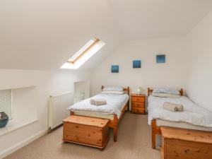 a bedroom with two twin beds and a skylight at Flourloft in Pittenweem
