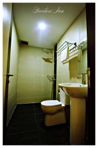 Ένα μπάνιο στο Pavilion Inn +25 φωτογραφίες