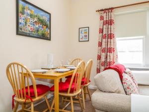 een eetkamer met een tafel en stoelen bij Castlerigg in Keswick