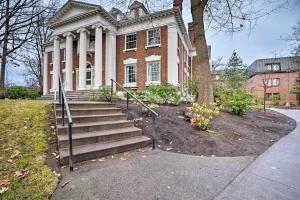 a large building with stairs in front of it at Peaceful Wine Country Getaway - Walk to Downtown! in Walla Walla