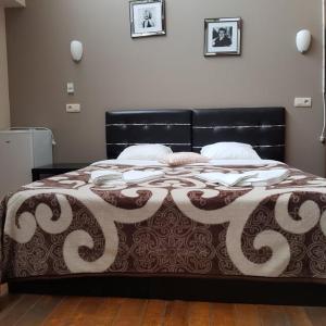 מיטה או מיטות בחדר ב-SUNRISE Hôtel