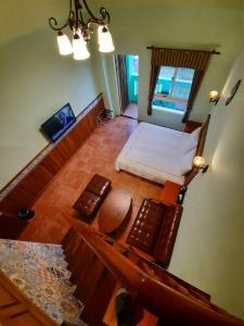 einen Blick über ein Schlafzimmer mit einem Bett und Stühlen in der Unterkunft Green Resort in Wujie