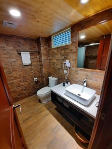 La salle de bains est pourvue d'un lavabo blanc et de toilettes. dans l'établissement Green Resort, à Wujie