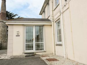 una casa con una gran ventana en el lateral en Apartment 1, Trearren, en St. Agnes