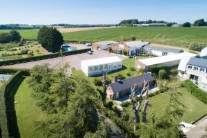 - une vue aérienne sur une maison avec une grande cour dans l'établissement Chambres D'Hôtes Le Domaine de la Marnière, à Villainville