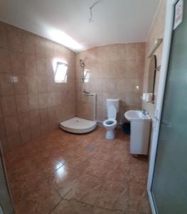 uma casa de banho com um WC e um lavatório em VILA SAMI em Costinesti