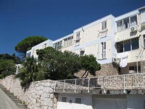 Tòa nhà nơi căn hộ tọa lạc