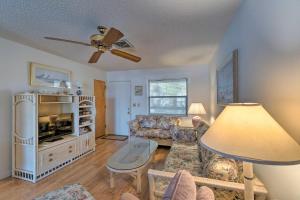 una sala de estar con un sofá y una mesa en Englewood Escape Less Than 2 Miles to Blind Pass BCH, en Englewood