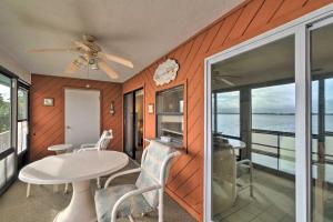 Un comedor con mesa y sillas y una ventana. en Englewood Escape Less Than 2 Miles to Blind Pass BCH, en Englewood