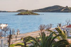a view of a beach with a body of water at Sea Breeze Vibes in Nea Peramos