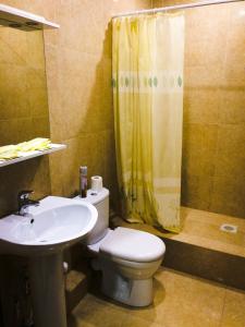 Ett badrum på Экскурс-отель Урарту