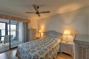 Un dormitorio con una cama y un ventilador de techo. en Englewood Escape Less Than 2 Miles to Blind Pass BCH, en Englewood