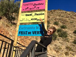 Casas Rurales Picachico في Laroya: امرأة تقف أمام علامة