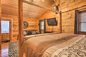 Spacious Gatlinburg Cabin with Hot Tub and Game Room! tesisinde bir odada yatak veya yataklar
