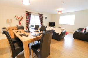 a living room with a dining table and a bedroom at Arnant in Barmouth