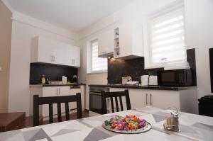 una cocina con una mesa con un plato de comida. en Toscana 2 Debrecen, en Debrecen 17 fotos más