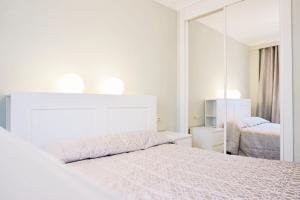 Łóżko lub łóżka w pokoju w obiekcie Chez Elo's Marbella Milla de Oro. Jardin Privado