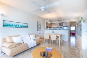 Kuchyňa alebo kuchynka v ubytovaní Apart-rent Apartment Port Grec 0162