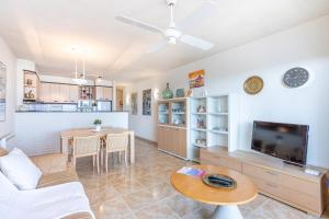 Televízia a/alebo spoločenská miestnosť v ubytovaní Apart-rent Apartment Port Grec 0162
