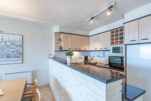 Kuchyňa alebo kuchynka v ubytovaní Apart-rent Apartment Port Grec 0162