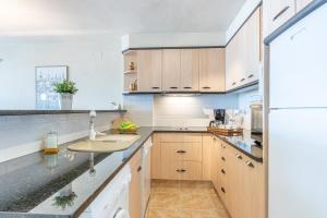 Kuchyňa alebo kuchynka v ubytovaní Apart-rent Apartment Port Grec 0162