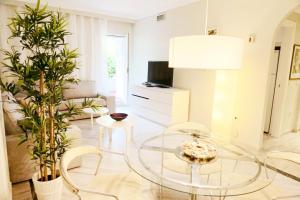 salon ze szklanym stołem i roślinami w obiekcie Chez Elo's Marbella Milla de Oro. Jardin Privado w Marbelli