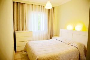 Łóżko lub łóżka w pokoju w obiekcie Chez Elo's Marbella Milla de Oro. Jardin Privado