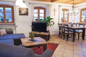 ein Wohnzimmer mit einem blauen Sofa und einem Tisch in der Unterkunft Ferienpension Posthof in Waldmünchen
