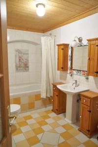 ein Badezimmer mit einer Badewanne, einem Waschbecken und einem WC in der Unterkunft Ferienpension Posthof in Waldmünchen