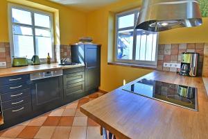 eine Küche mit einer Holzarbeitsplatte und einem Herd in der Unterkunft Haus EMMA WF-03 rechte Haushälfte in Wustrow + 8 Fotos