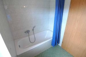 ein Badezimmer mit Badewanne und Dusche in der Unterkunft Ferienhaus An der alten Waldschänke WS-11a in Born + 10 Fotos