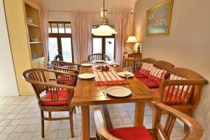 a dining room with a wooden table and chairs at Ferienhaussiedlung Strandperlen Küstenhof 5b (Typ X) in Wustrow