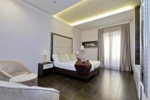 um quarto de hotel com uma cama e um sofá em Roma Suite Monti em Roma