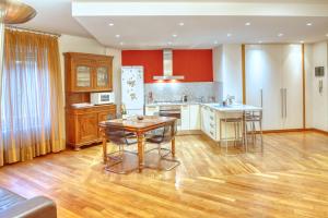 A kitchen or kitchenette at Dai Fiorentini - Apartment in Levanto