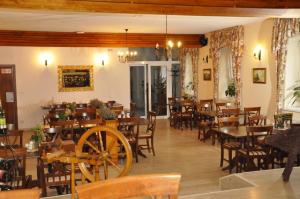 uma sala de jantar com mesas e cadeiras de madeira em Penzión U Srnčíka em Devin