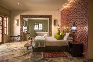 Кровать или кровати в номере Singa Lodge - Lion Roars Hotels & Lodges