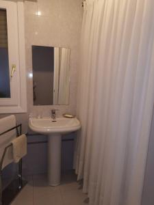 a bathroom with a sink and a shower curtain at Habitación con baño privado en Bilbao in Bilbao