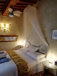 ガイオーレ・イン・キアンティにあるIl Fico in Chiantiのベッドルーム1室(ベッド1台、シーリングファン付)