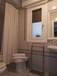 bagno con servizi igienici, lavandino e finestra di Habitación con baño privado en Bilbao a Bilbao