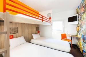メルイユにあるhotelF1 Aix En Provence Sainte Victoireの二段ベッド1組が備わるドミトリールームのベッド2台分です。